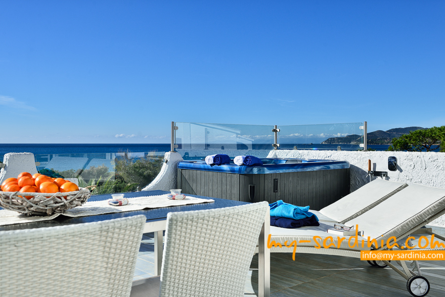 Grosszügige luxeriöse Terrasse mit wunderbarem Blick aufs Meer